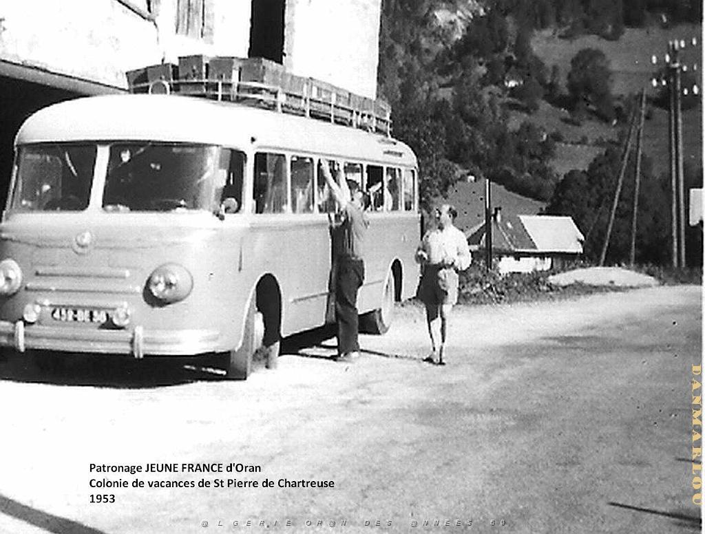 COLO JEUNE FRANCE 1953 autobus, en cours de route.jpg